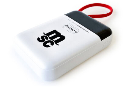 SKROSS Type-C Fast Charge Power Bank with Display – 10.000 mAh